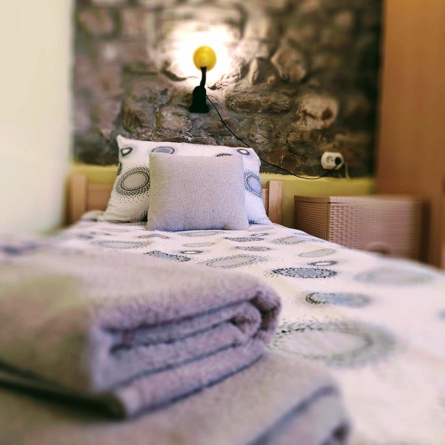 Authentic Guest Stay In The Heart Of Veliko Tarnovo Студио С Изглед Към Царевец ภายนอก รูปภาพ